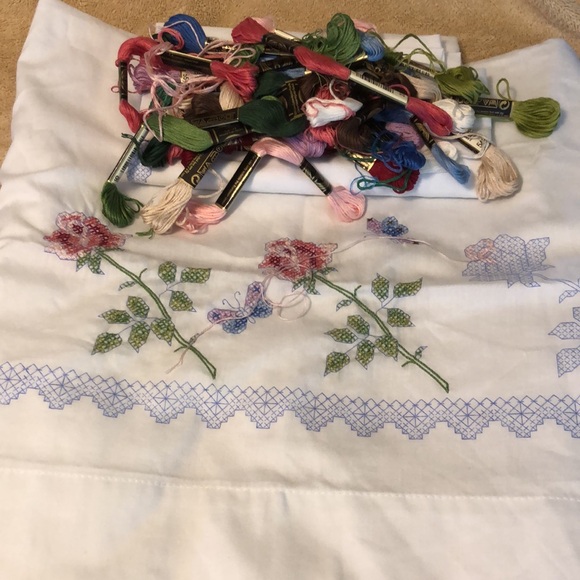 VTG PLAID BUCILLA ROSE & LACE 20”x30”STAMPED CROSS STITCH PILLOWCASES - Picture 7 of 9